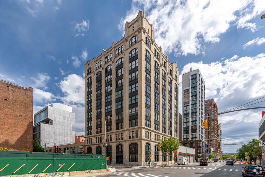 210 Eleventh Ave, New York, NY for lease - Building Photo - Image 1 of 2