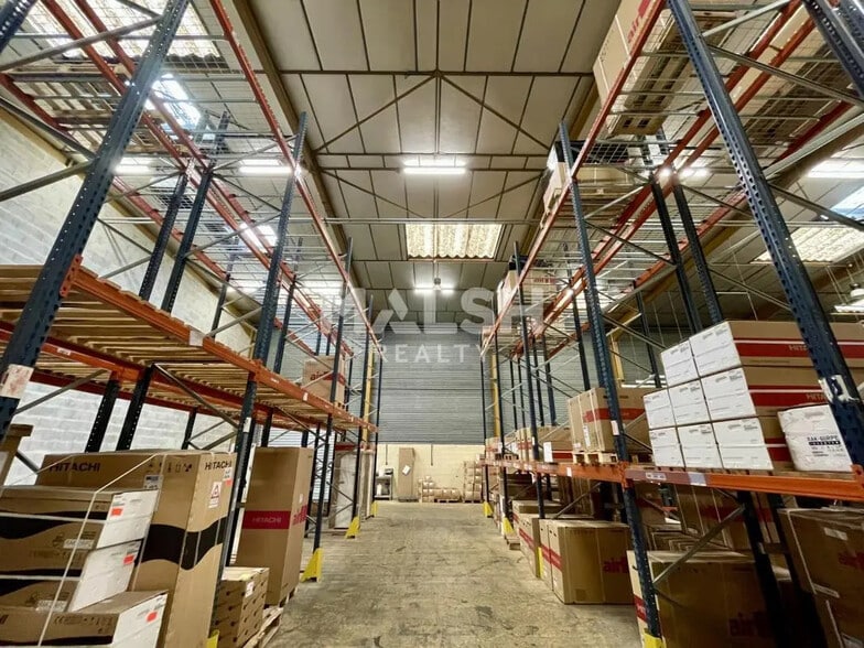 Retail in Irigny for lease - Interior Photo - Image 3 of 8