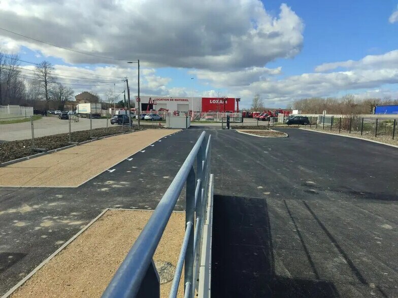 Flex in Bourgoin-Jallieu for lease - Building Photo - Image 2 of 9