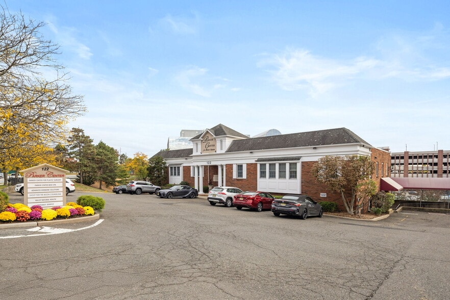 122 E Ridgewood Ave, Paramus, NJ for sale - Building Photo - Image 2 of 10
