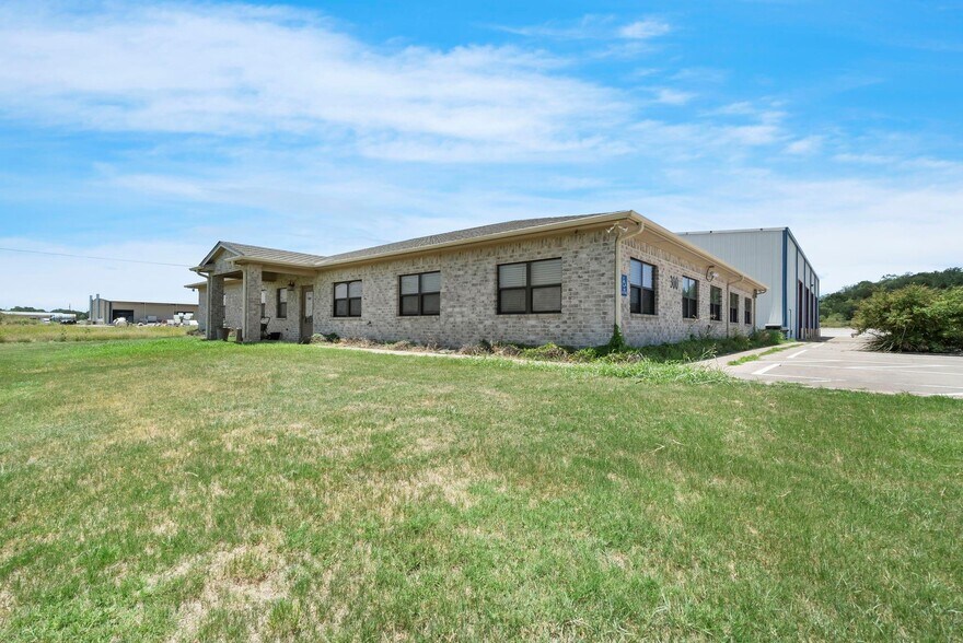 300 Travis St, Mineral Wells, TX for sale - Primary Photo - Image 1 of 1