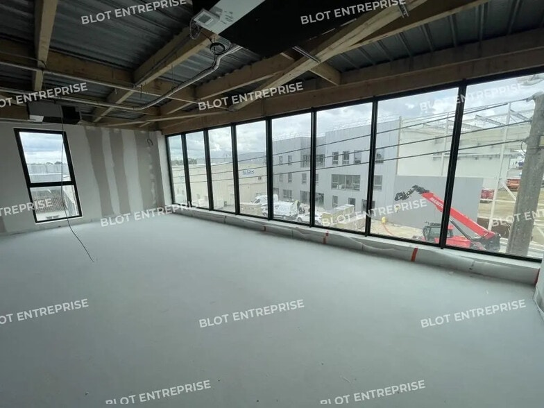 Office in Lorient for lease - Building Photo - Image 3 of 5