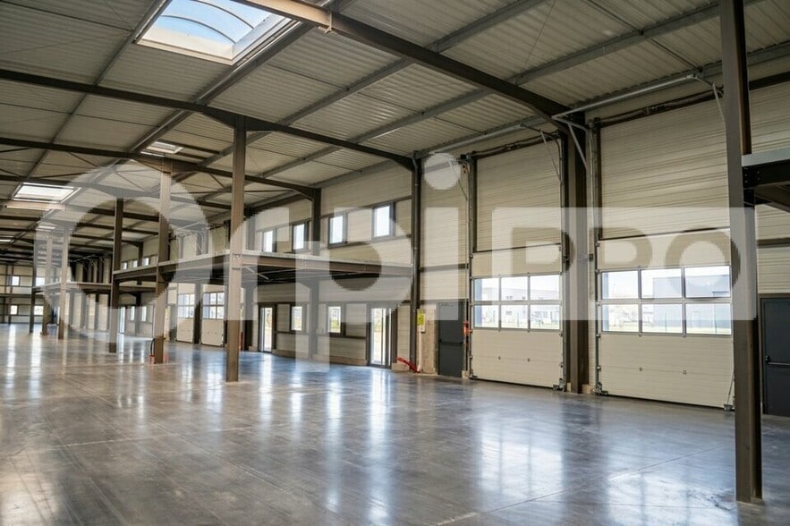 Flex in Saint-Rémy for lease - Interior Photo - Image 1 of 6
