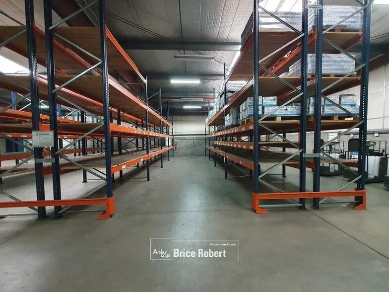 Office in Saint-Quentin-Fallavier for lease - Interior Photo - Image 2 of 6