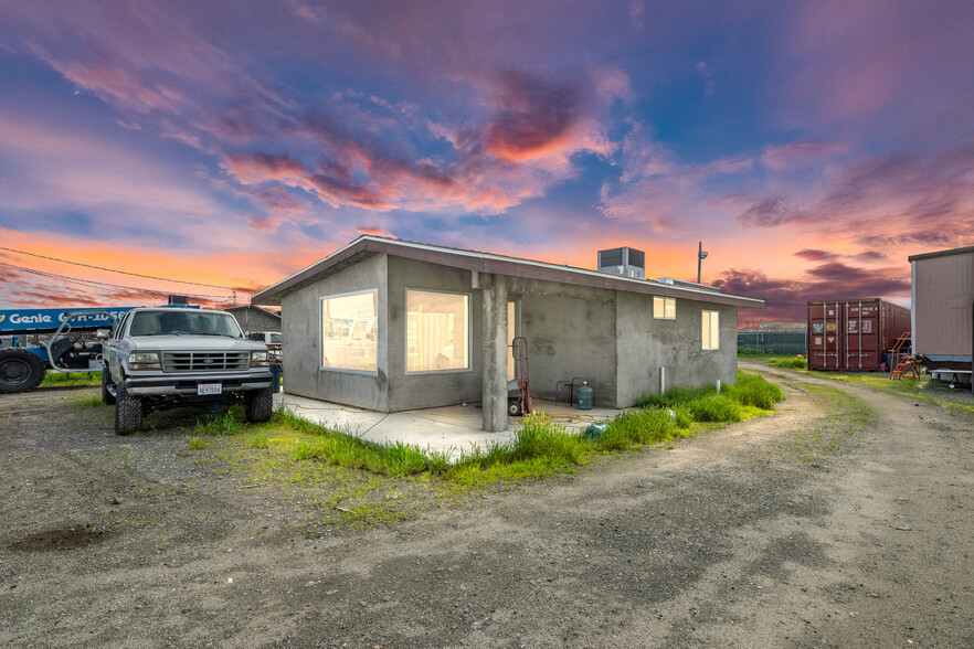 2810 Patton Way, Bakersfield, CA for sale - Building Photo - Image 2 of 32