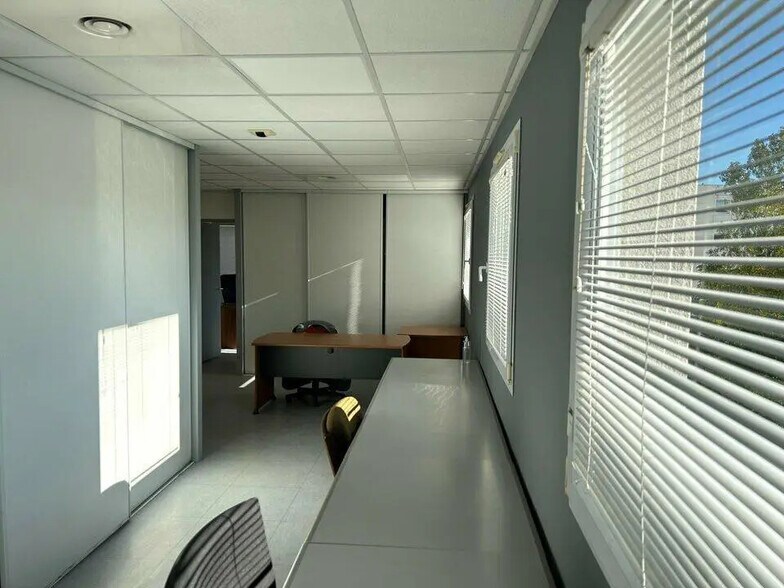 Office in Nîmes for lease - Building Photo - Image 1 of 8