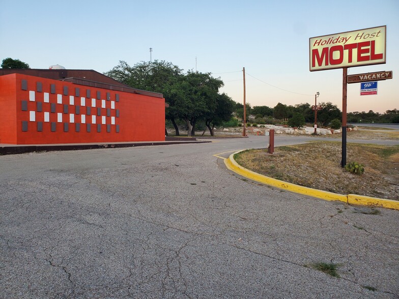 127 Loop 467, Sonora, TX for sale - Primary Photo - Image 1 of 35