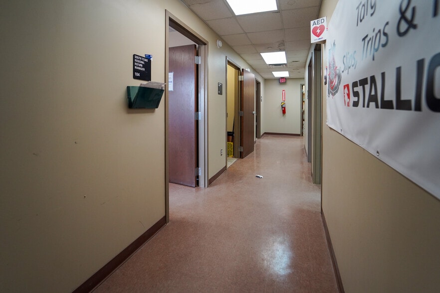 8609 Lone Tree Rd, Victoria, TX for sale - Building Photo - Image 3 of 41