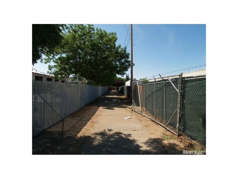 1300 Kansas Ave, Modesto, CA for sale - Building Photo - Image 1 of 8