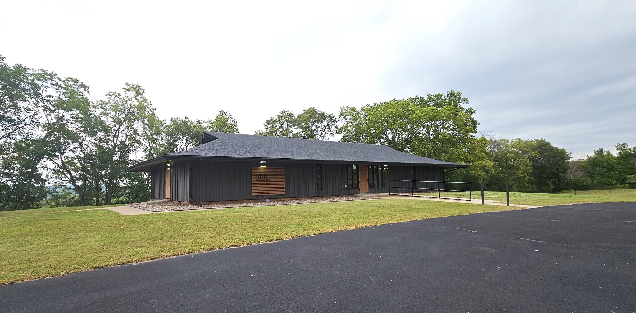 1010 Oak Ridge Dr, Eau Claire, WI for lease Building Photo- Image 1 of 16