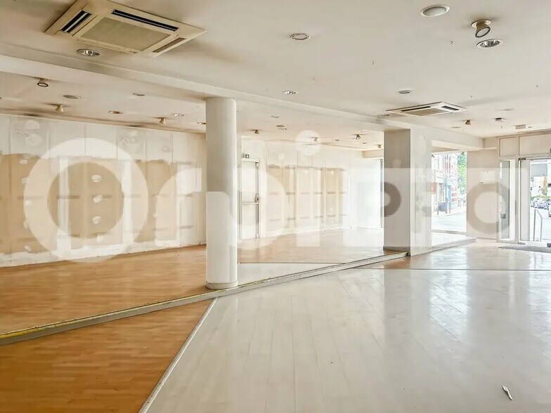 Retail in Armentières for lease - Interior Photo - Image 1 of 6