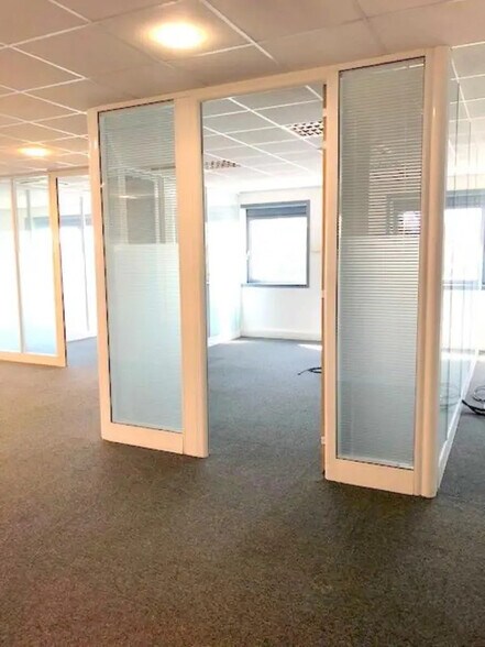 Office in Guyancourt for lease - Interior Photo - Image 2 of 9