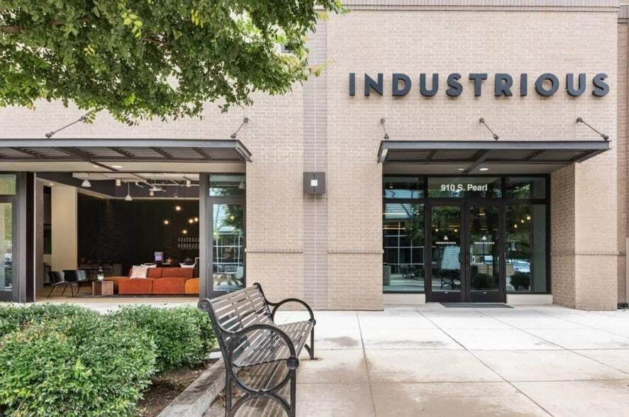 910 S Pearl Expy, Dallas, TX for lease - Building Photo - Image 3 of 9