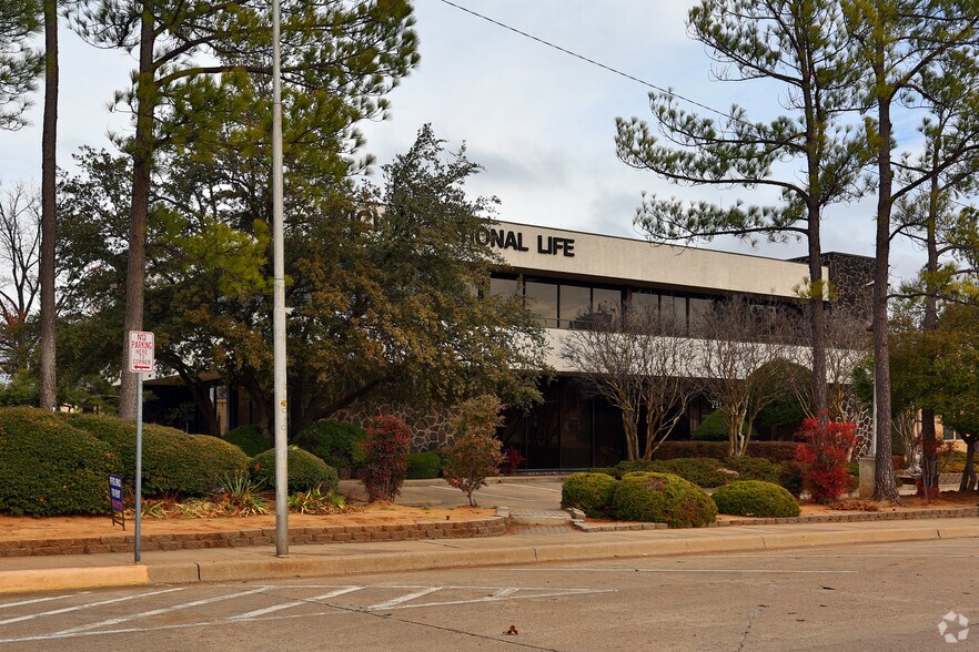 711 SW D Ave, Lawton, OK for lease - Building Photo - Image 2 of 18