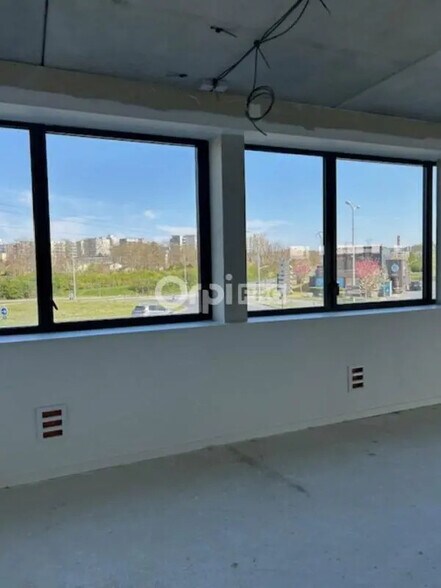 Office in Bezannes for lease - Interior Photo - Image 3 of 11