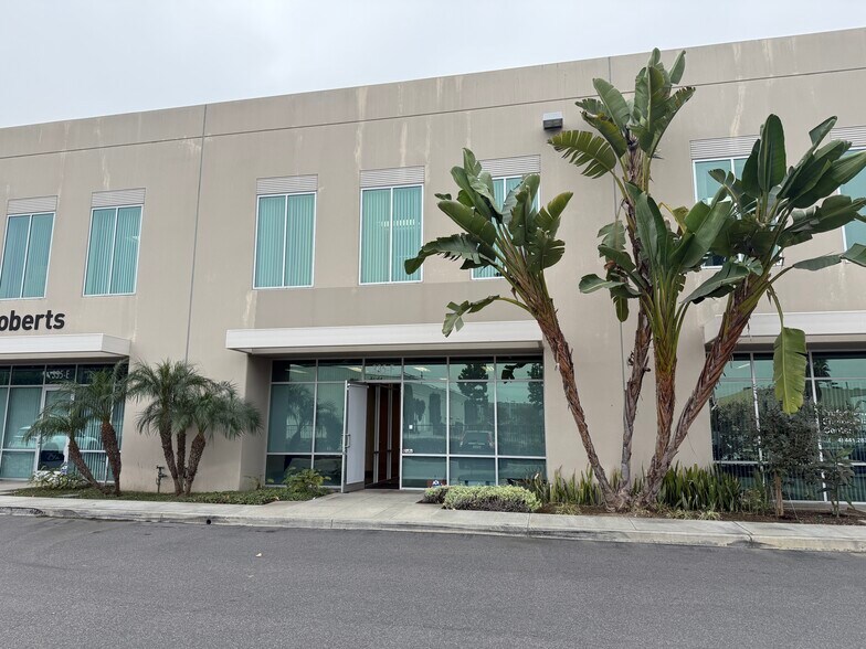 335 N Puente St, Brea, CA for lease - Building Photo - Image 1 of 3