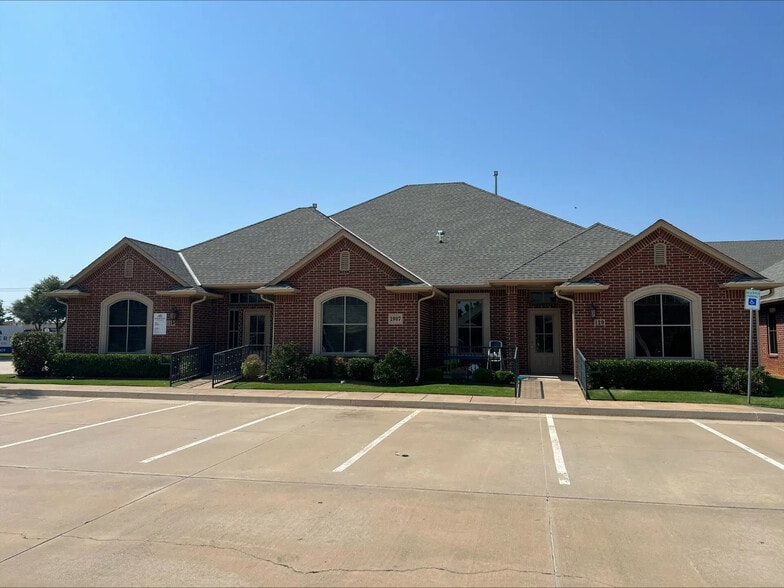 1907 W 33rd, Edmond, OK for lease - Building Photo - Image 1 of 4