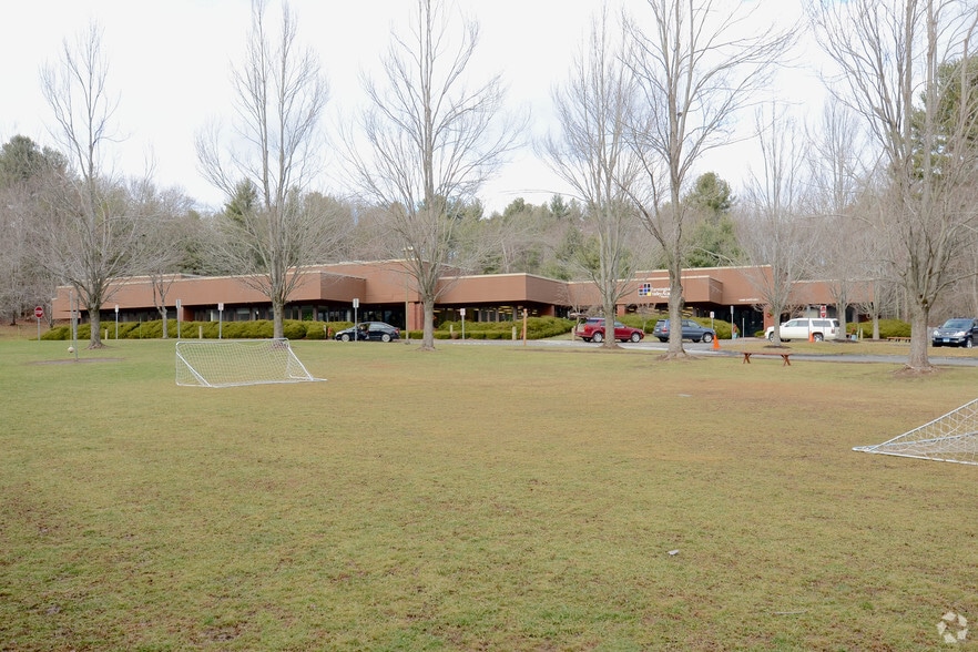 150 Fisher Dr, Avon, CT for lease - Building Photo - Image 2 of 7