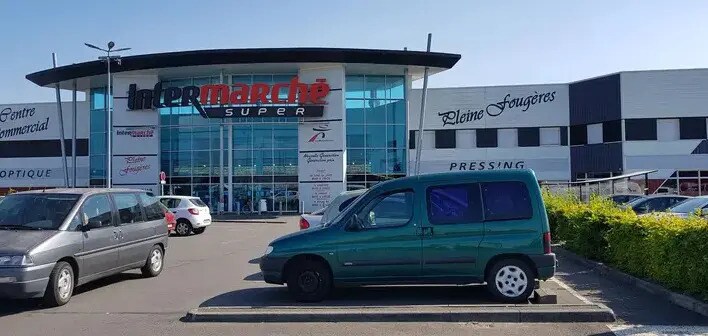 Retail in Pleine-Fougères for lease Building Photo- Image 1 of 4