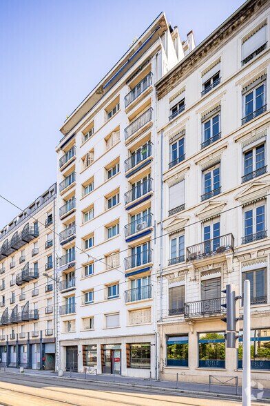 in Lyon for sale - Primary Photo - Image 1 of 1