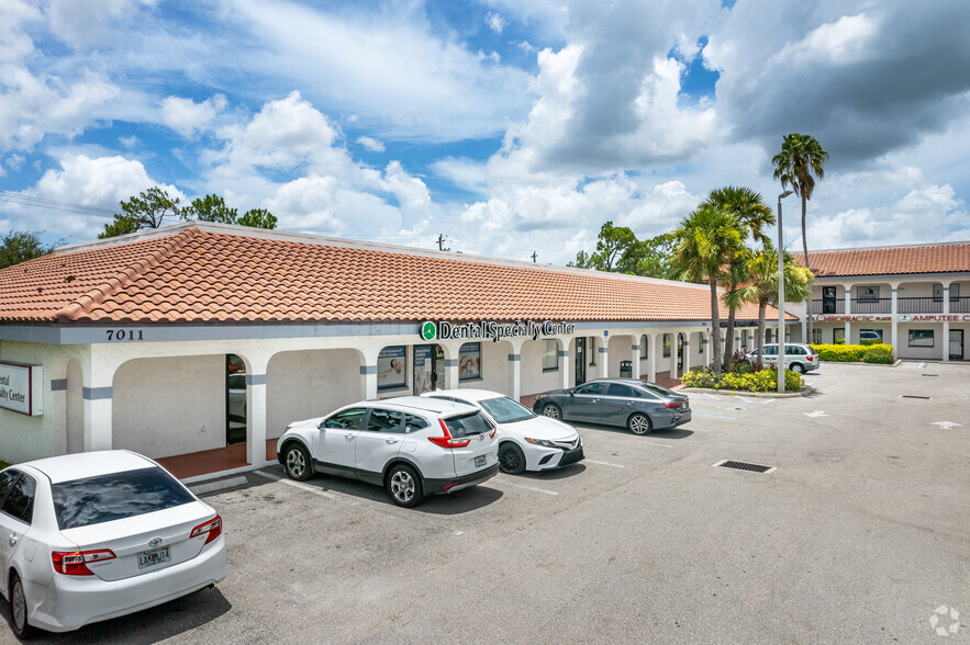 7011-7051 Cypress Ter, Fort Myers, FL for lease - Building Photo - Image 3 of 5