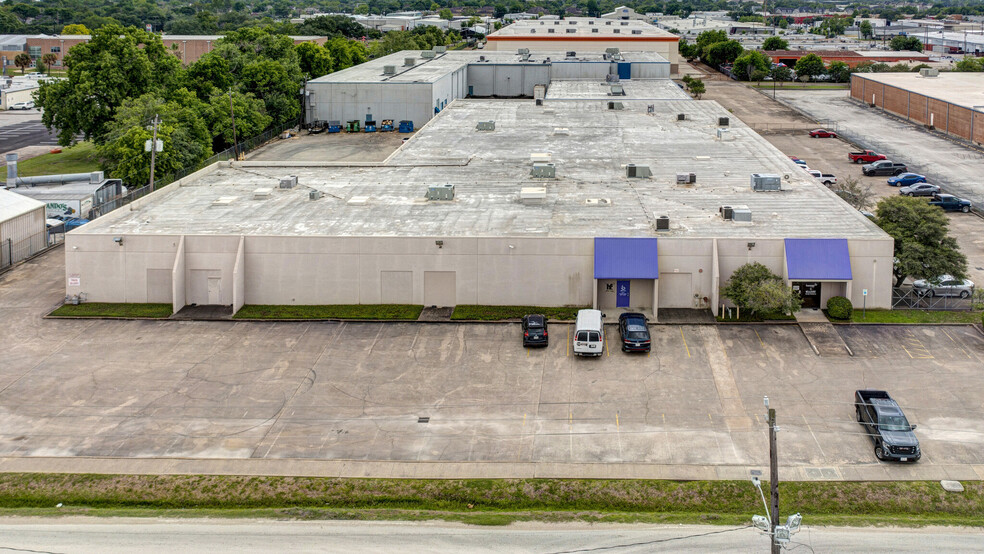 5233-5235 Glenmont Dr, Houston, TX for lease - Building Photo - Image 2 of 6