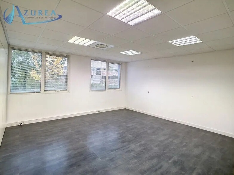 Office in SOPHIA ANTIPOLIS for lease - Interior Photo - Image 2 of 7