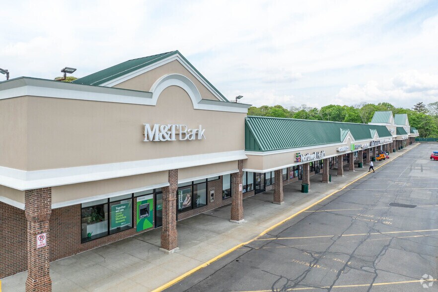 502-554 Montauk Hwy, Center Moriches, NY for sale - Primary Photo - Image 1 of 1