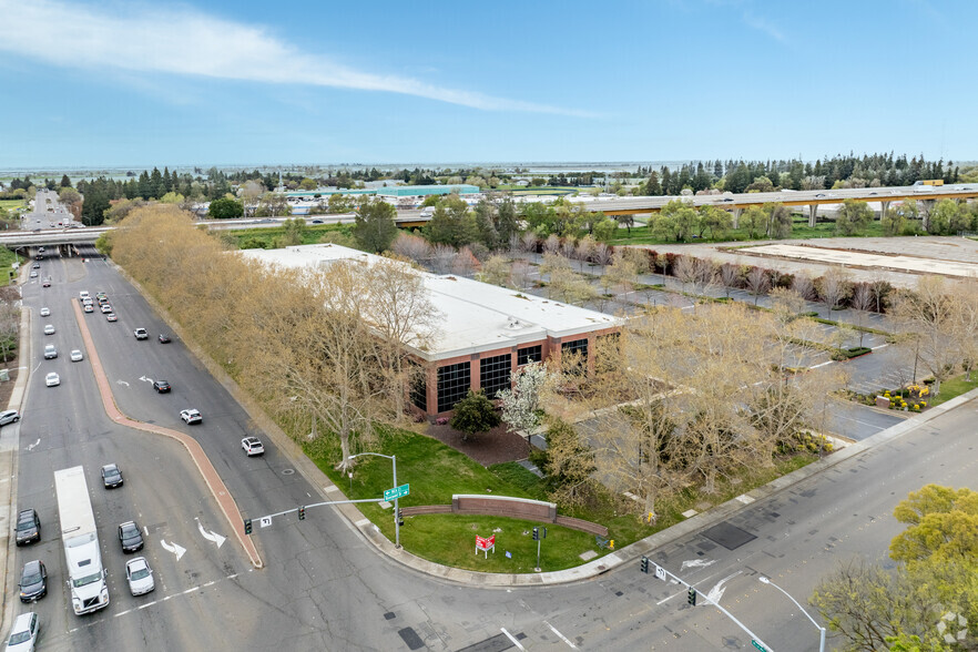 750 Riverpoint Dr, West Sacramento, CA for lease - Aerial - Image 2 of 8