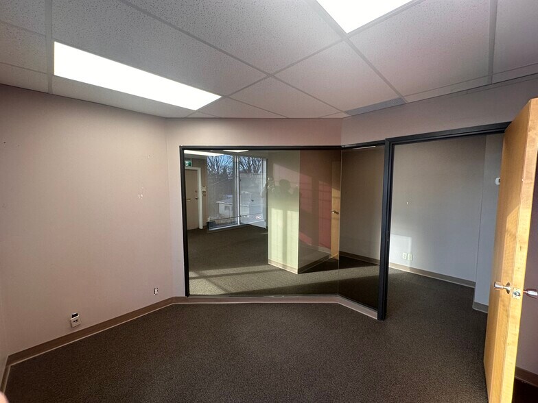10607-10615 82 St NW, Edmonton, AB for lease - Building Photo - Image 3 of 6