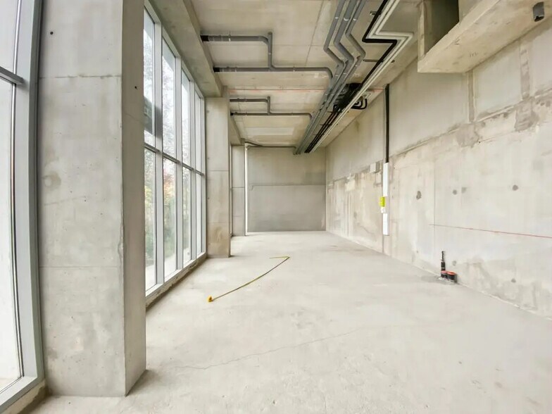 Retail in Ivry-sur-Seine for lease - Building Photo - Image 3 of 7