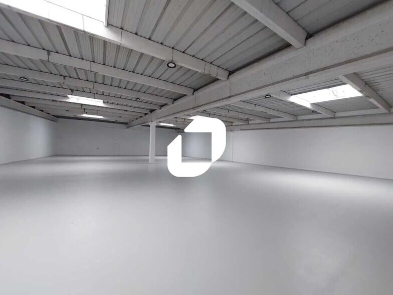 Flex in Coignières for lease - Interior Photo - Image 1 of 10