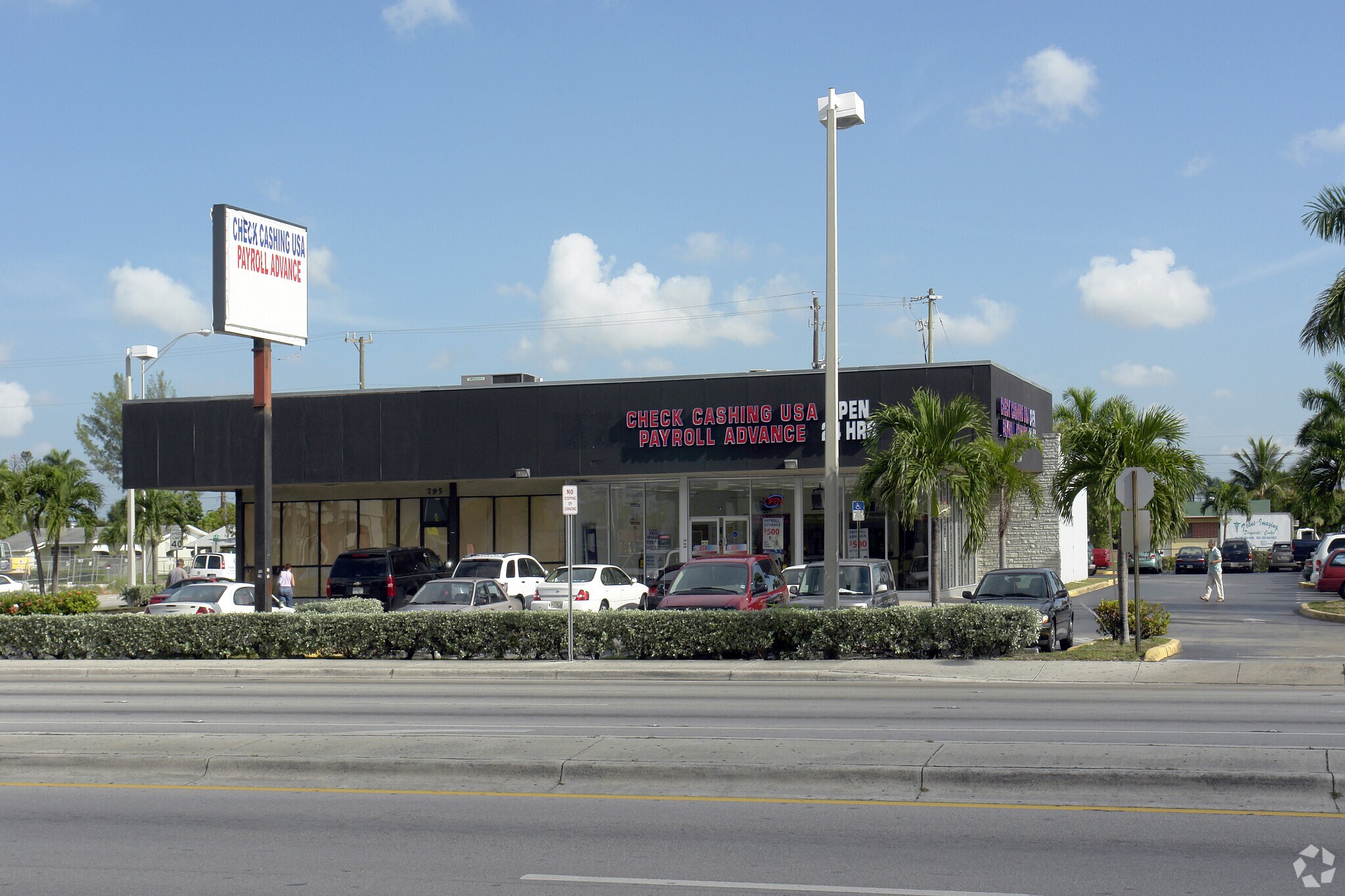 795 W 49th St, Hialeah, FL for lease Building Photo- Image 1 of 5