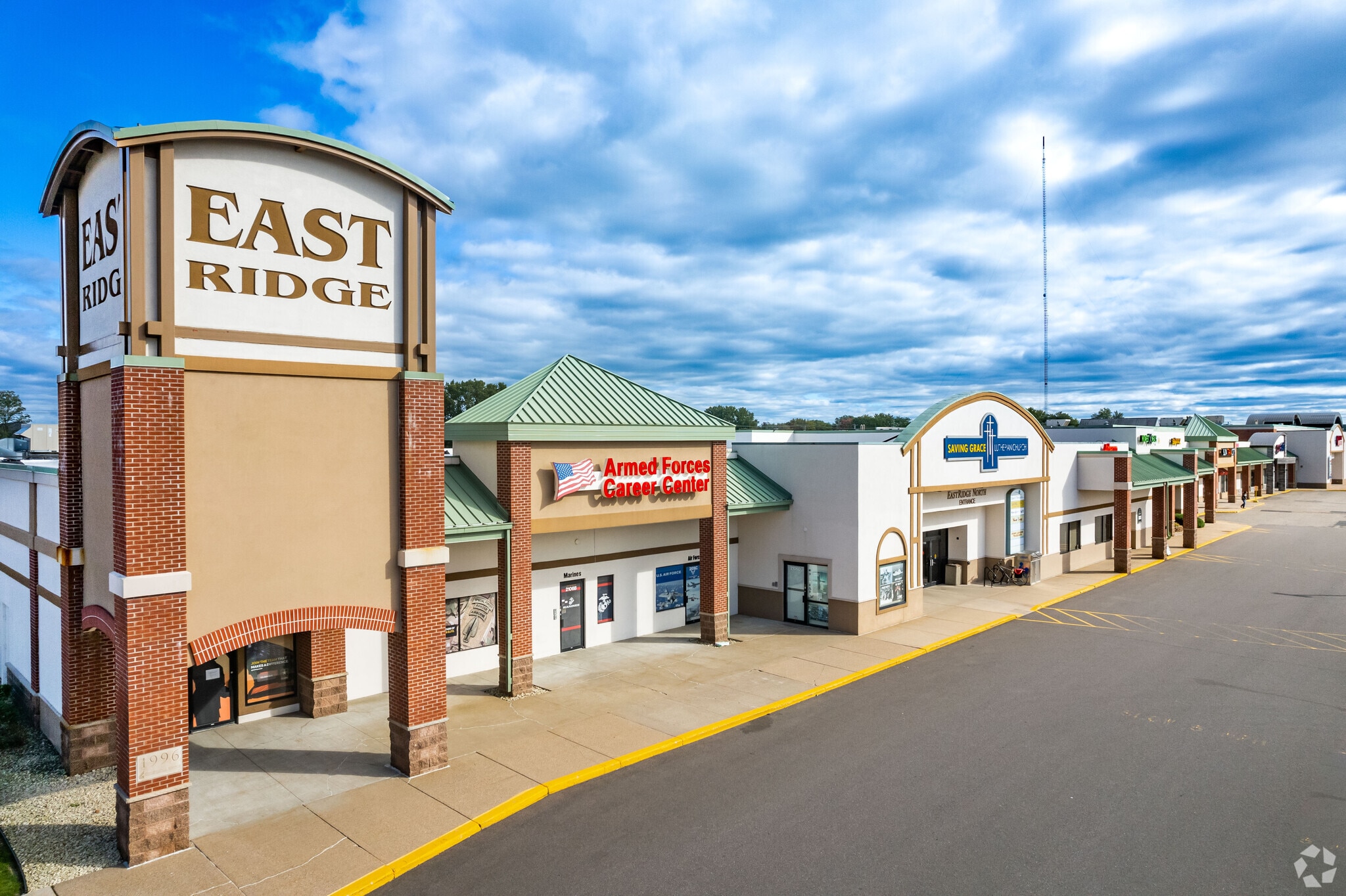 2221 Highland Ave, Eau Claire, WI for lease Building Photo- Image 1 of 16