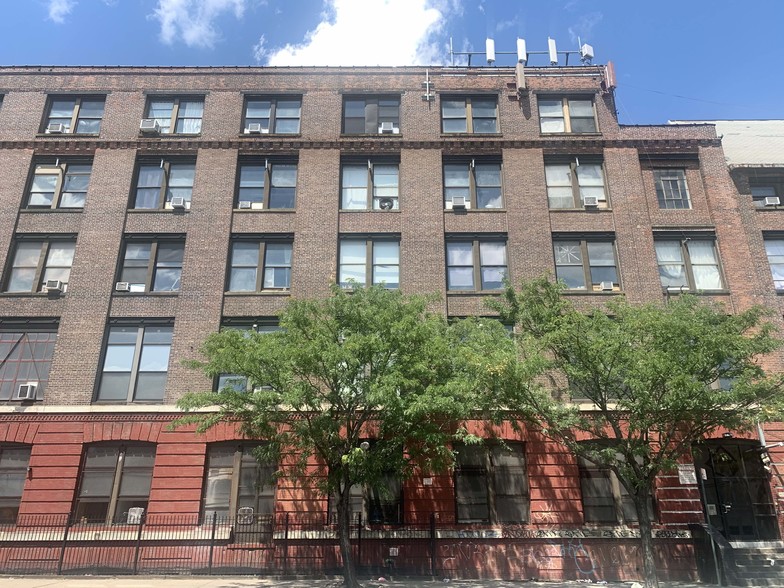 1027 Grand St, Brooklyn, NY for lease - Building Photo - Image 3 of 23