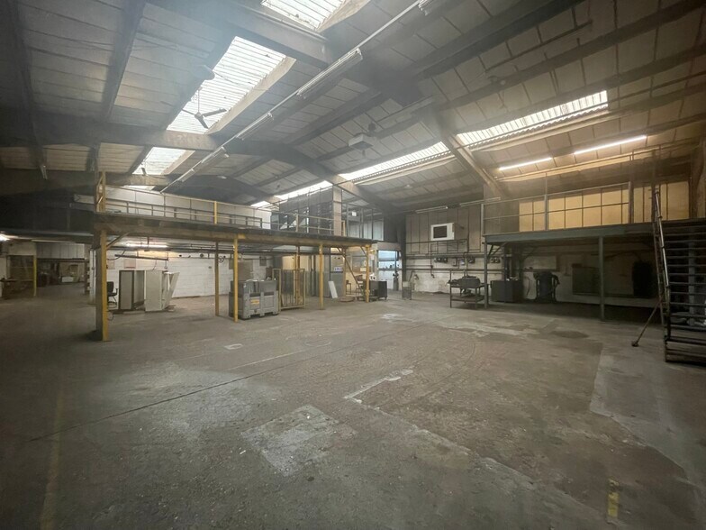 4 Station Road West, Aldershot for sale - Building Photo - Image 2 of 3