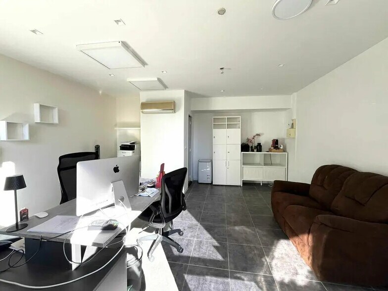 Retail in CANNES-LA-BOCCA for sale - Interior Photo - Image 2 of 5