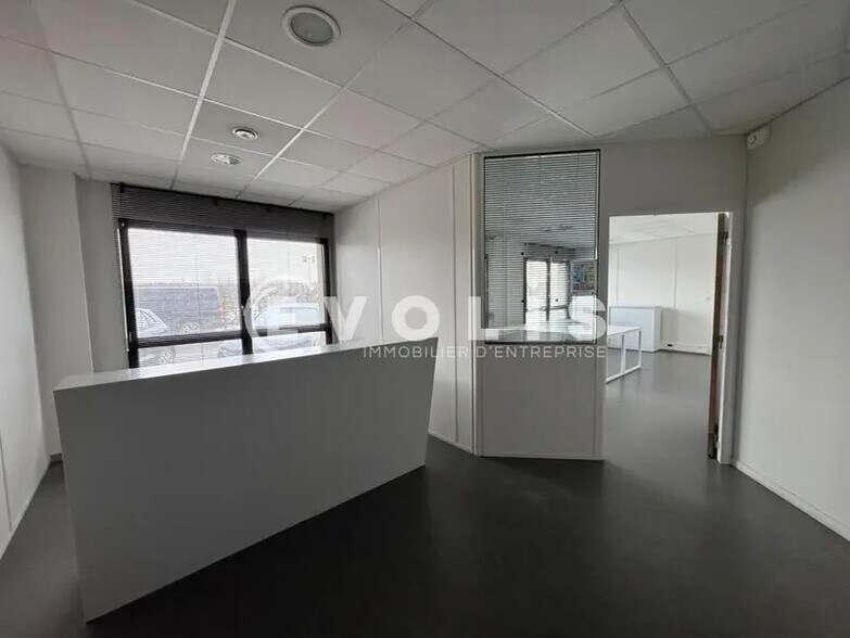 Office in Dury for lease - Interior Photo - Image 1 of 6