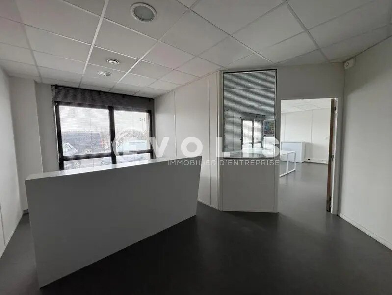 Office in Dury for lease Interior Photo- Image 1 of 7