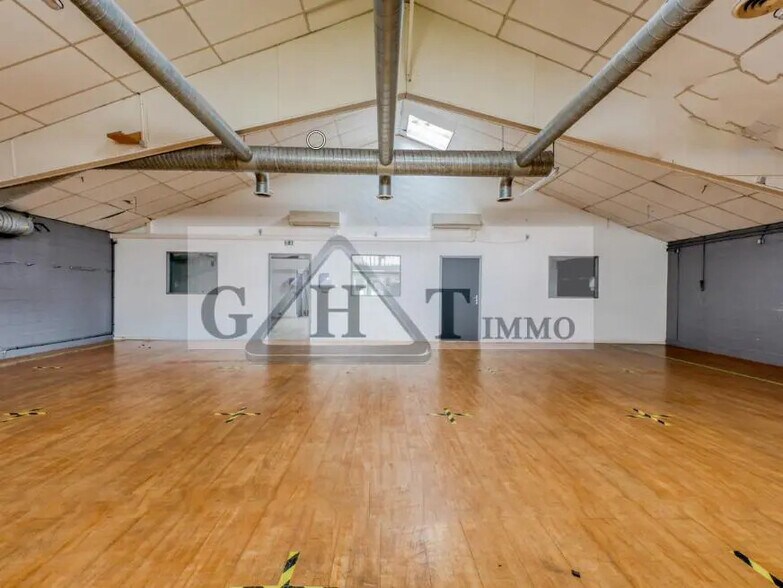 Industrial in Taverny for sale - Interior Photo - Image 2 of 7