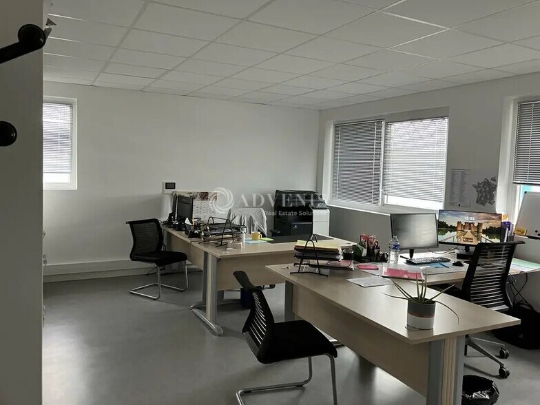 Office in Bourges for lease - Interior Photo - Image 2 of 3