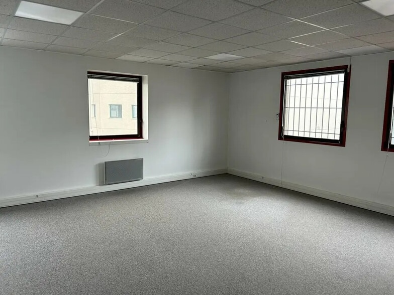 Flex in Herblay-sur-Seine for lease - Interior Photo - Image 2 of 10