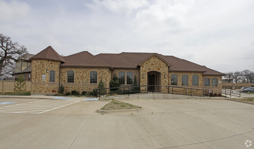 923 W Glade Rd, Hurst, TX for lease - Building Photo - Image 2 of 2