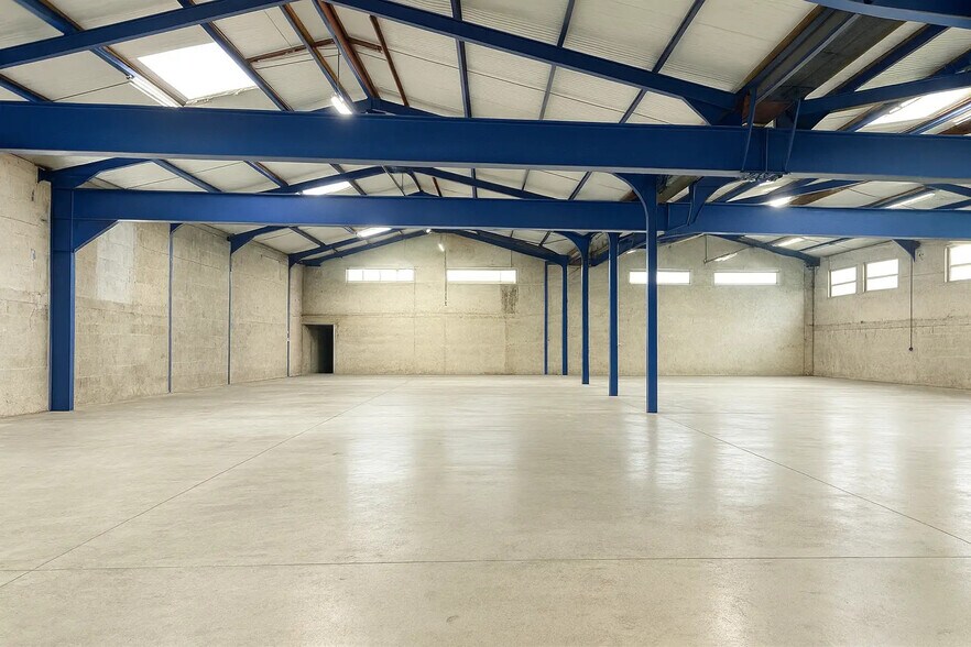Industrial in Annecy for lease - Building Photo - Image 1 of 9