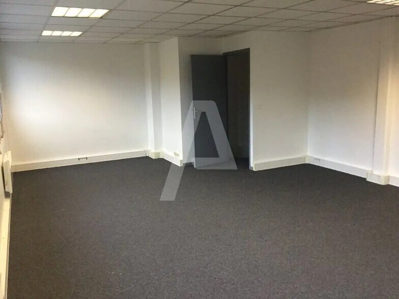 Flex in Émerainville for lease - Interior Photo - Image 2 of 5