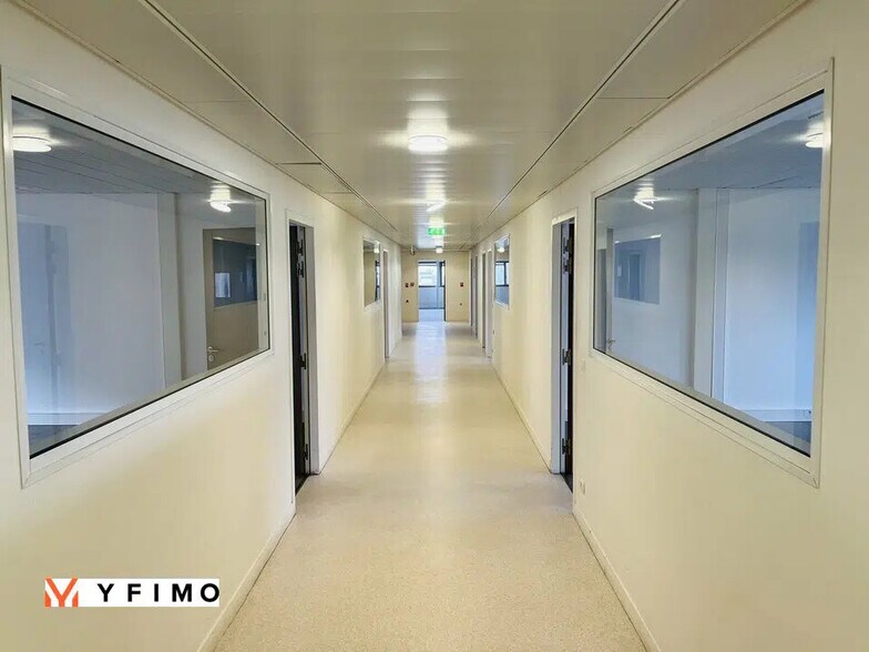 Office in Buchelay for lease - Building Photo - Image 2 of 11