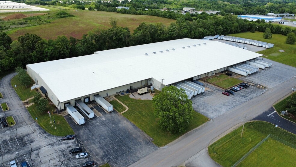 2206 Oakland Pky, Columbia, TN for sale - Building Photo - Image 1 of 6