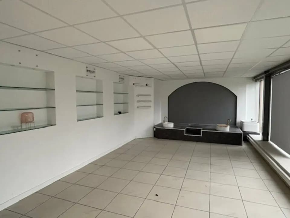 Retail in Bollène for lease Interior Photo- Image 1 of 13