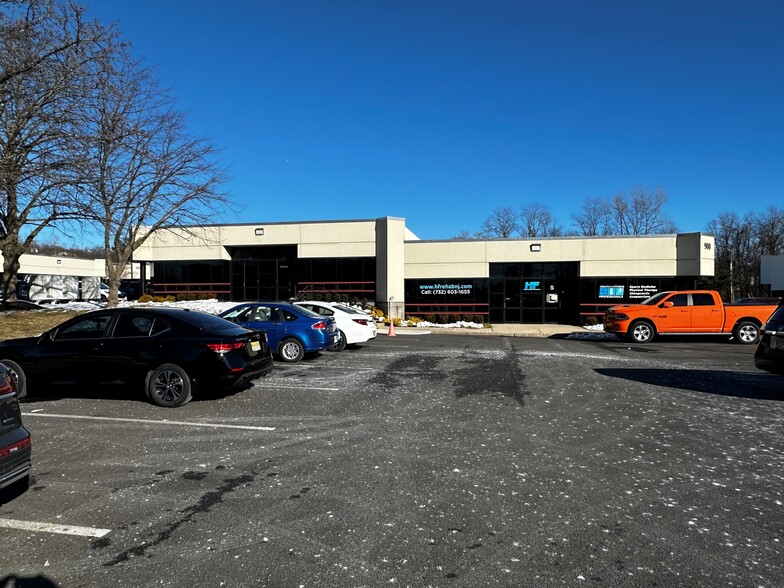 908 Oak Tree Rd, South Plainfield, NJ for lease - Building Photo - Image 1 of 9