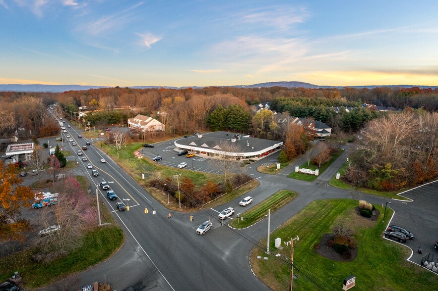 353 Scott Swamp Rd, Farmington, CT for lease - Building Photo - Image 3 of 3